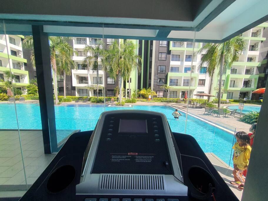 Manhattan With Water Park And Pool View *