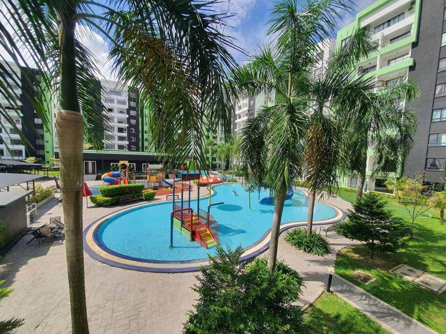 Manhattan With Water Park And Pool View *