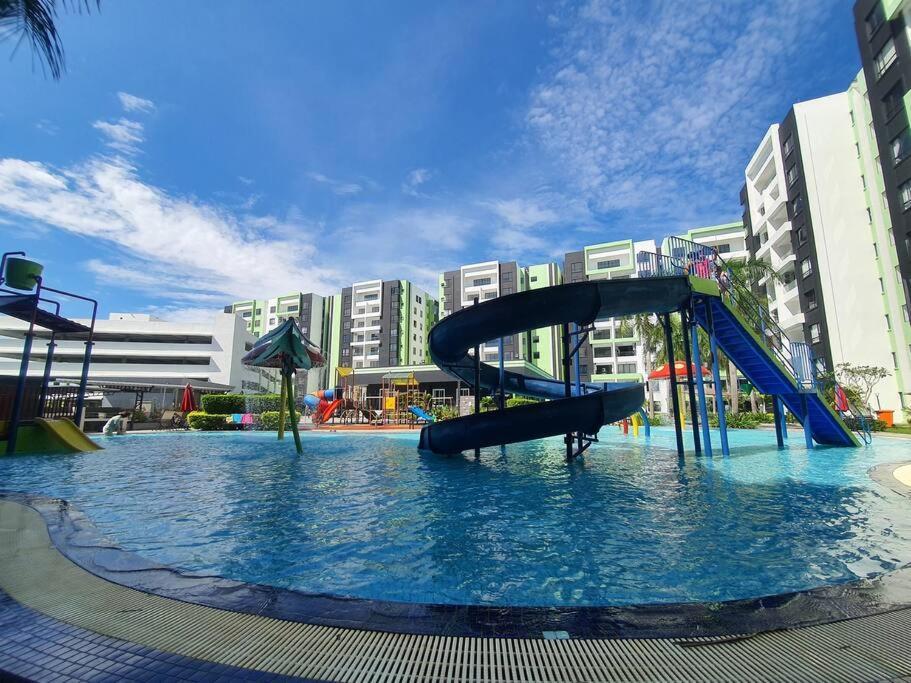 Manhattan With Water Park And Pool View *