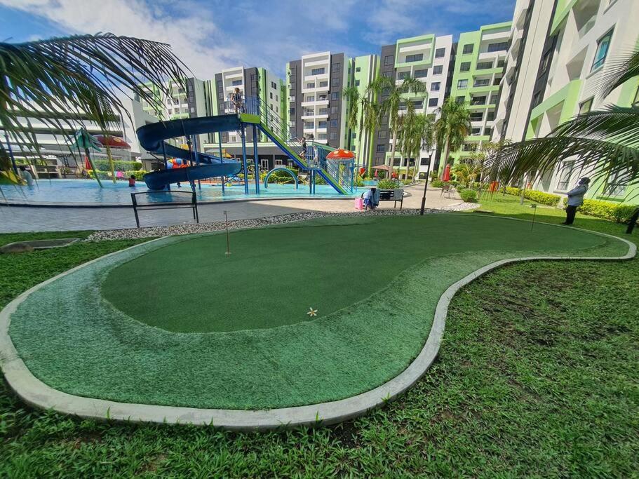 Manhattan With Water Park And Pool View *