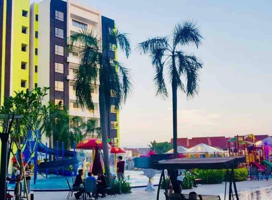 Manhattan With Water Park And Pool View *